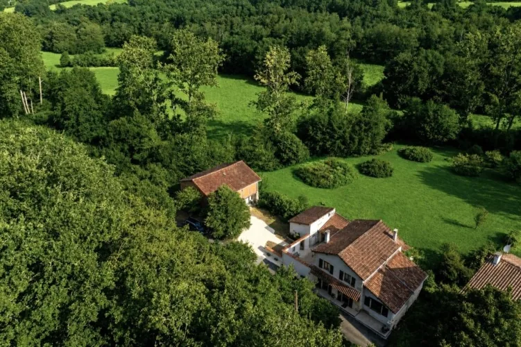 Une Propriété d'Exception au Bord de la Rivière avec de Superbes Vues, à Proximité de l'un des Plus Beaux Villages de la Charente — photo 2
