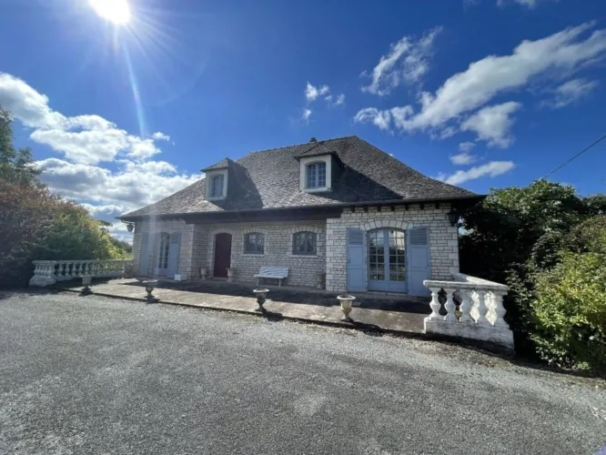Propriété unique avec 8 hectares de terrain, étang et vues imprenables