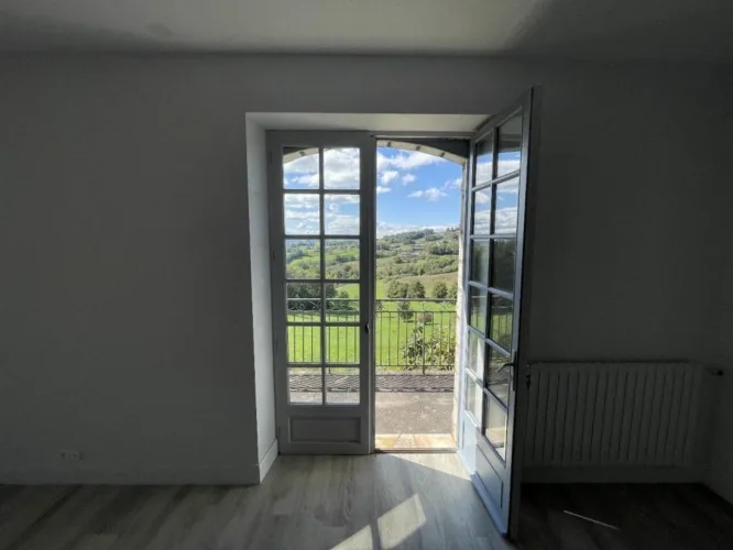 Propriété unique avec 8 hectares de terrain, étang et vues imprenables — photo 3