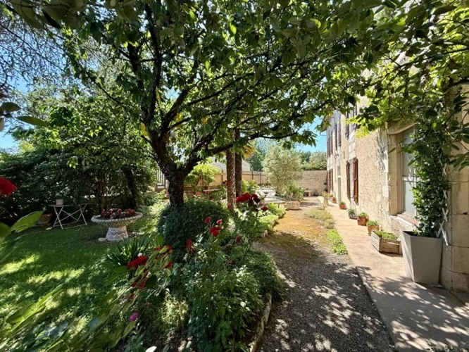 Belle Demeure de Caractère avec Plus de 5 000 m² de Terrain, Verger et Dépendances — photo 4