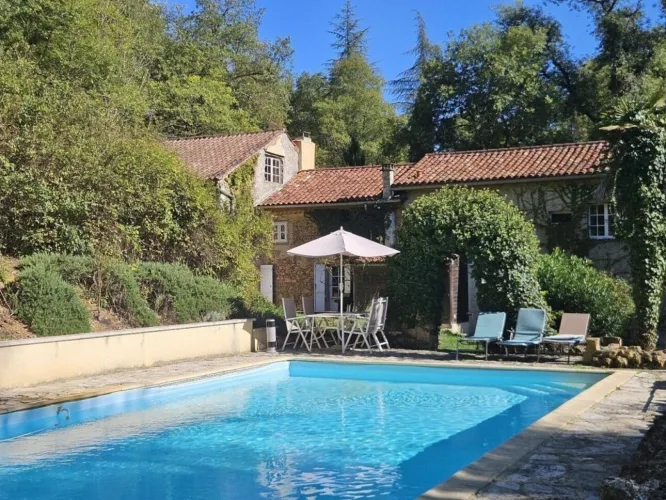 MAISON DANS LA CAMPAGNE AVEC ETANG PRiVE