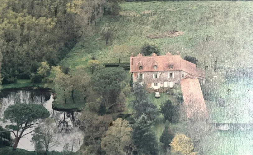 PLAISANCE du GERS proche(32): ANCIENNE PROPRIETE BOURGEOISE avec dépendances, bois, petit etang, 2 hectares,CALME, sans vis à vis