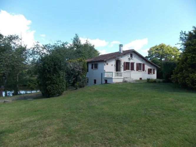 Rare opportunité d'acheter une maison individuelle avec 1 hectare de terrain attenant et un étang