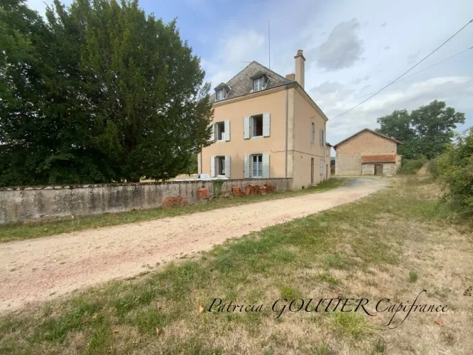 A  SAINT FORGEUX LESPINASSE (42) MAISON DE CARACTERE de 200 M2 avec DEPENDANCES et terrain clos de 8400M2 — photo 2