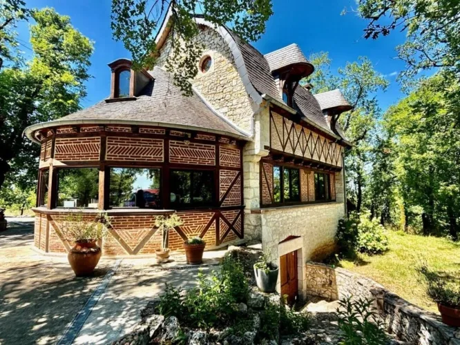 Proche Montcuq: Maison 18e Siècle avec 8,5ha