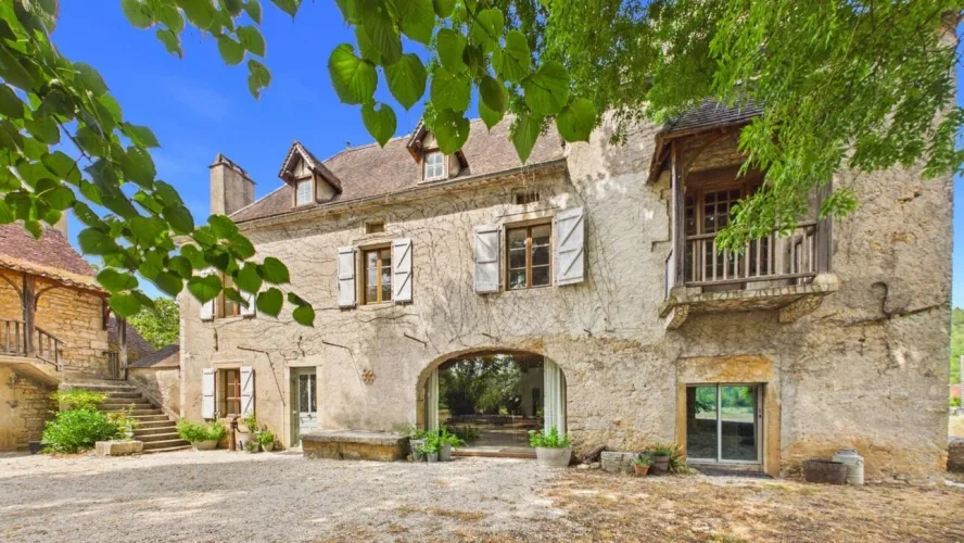 Propriété de charme avec vue dégagée et accès aux rives du Lot
