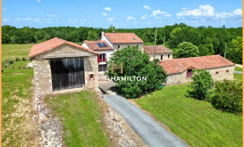 ANCIEN CORPS DE FERME RÉNOVÉ AVEC PISCINE, DEUX GRANGES AMÉNAGEABLES ET DÉPENDANCES