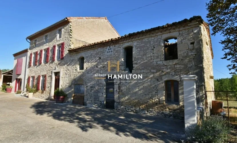 ANCIEN CORPS DE FERME RÉNOVÉ AVEC PISCINE, DEUX GRANGES AMÉNAGEABLES ET DÉPENDANCES — photo 3