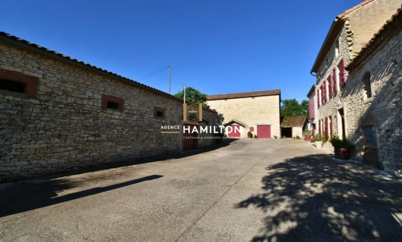 ANCIEN CORPS DE FERME RÉNOVÉ AVEC PISCINE, DEUX GRANGES AMÉNAGEABLES ET DÉPENDANCES — photo 4