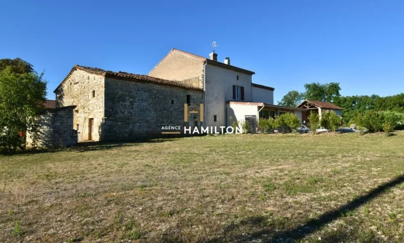 ANCIEN CORPS DE FERME RÉNOVÉ AVEC PISCINE, DEUX GRANGES AMÉNAGEABLES ET DÉPENDANCES — photo 5