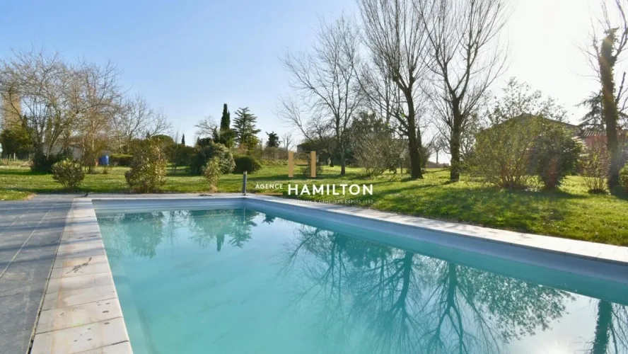 CHARMANTE PROPRIETE AVEC PRAIRIES, PISCINE, GARAGE ET BATIMENTS ANNEXES
