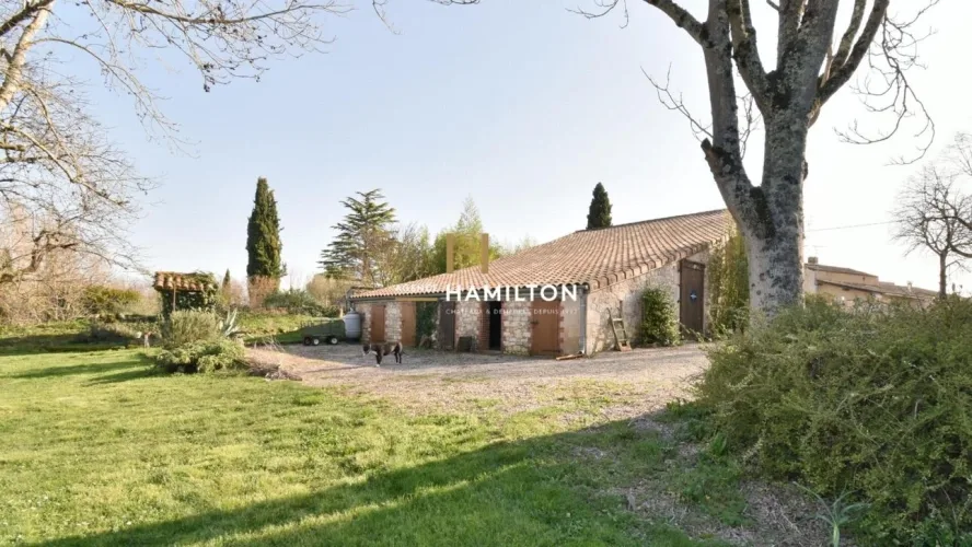 CHARMANTE PROPRIETE AVEC PRAIRIES, PISCINE, GARAGE ET BATIMENTS ANNEXES — photo 3