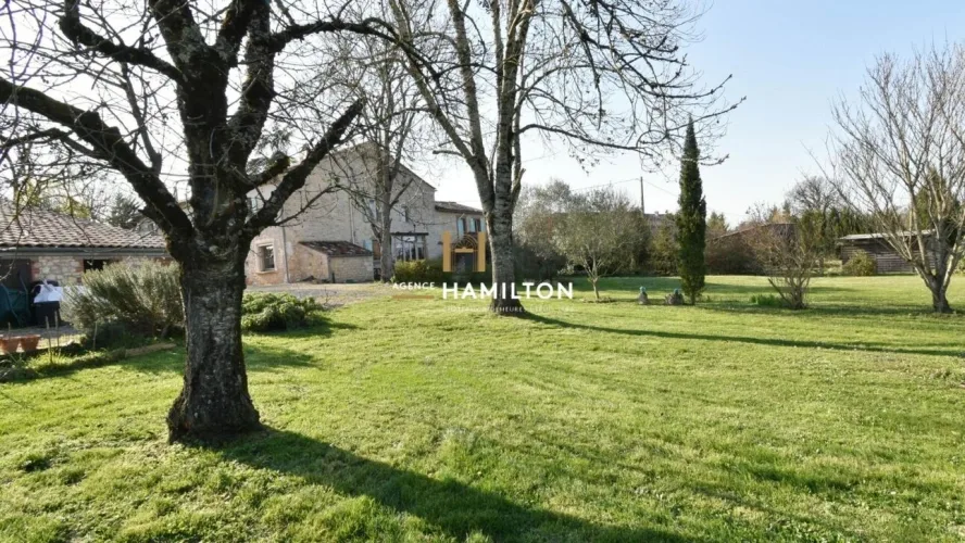 CHARMANTE PROPRIETE AVEC PRAIRIES, PISCINE, GARAGE ET BATIMENTS ANNEXES — photo 4