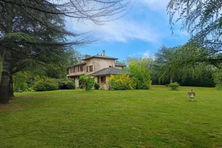 Maison 249 M2 sur terrain 3 hectares