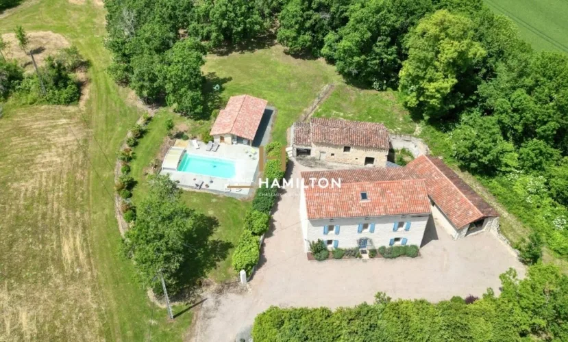 SUPERBE MAISON EN PIERRE RÉNOVÉE, AVEC BOIS ET TERRAINS ATTENANTS
