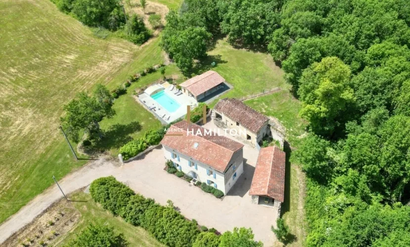 SUPERBE MAISON EN PIERRE RÉNOVÉE, AVEC BOIS ET TERRAINS ATTENANTS — photo 2