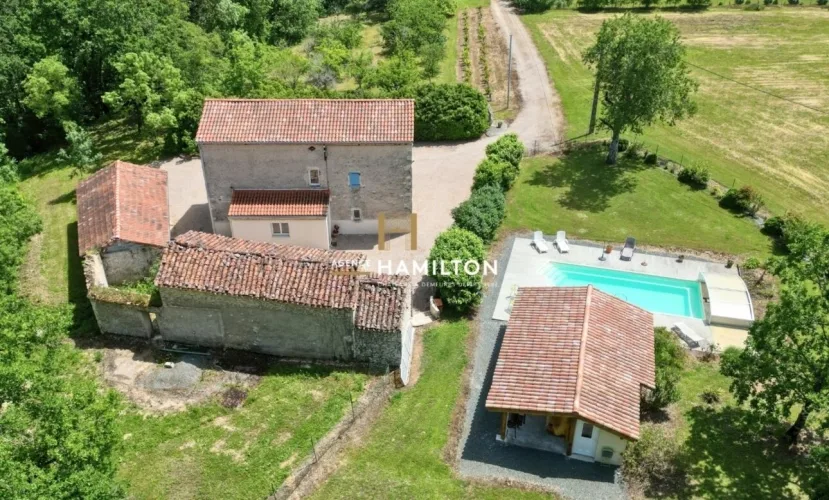 SUPERBE MAISON EN PIERRE RÉNOVÉE, AVEC BOIS ET TERRAINS ATTENANTS — photo 3