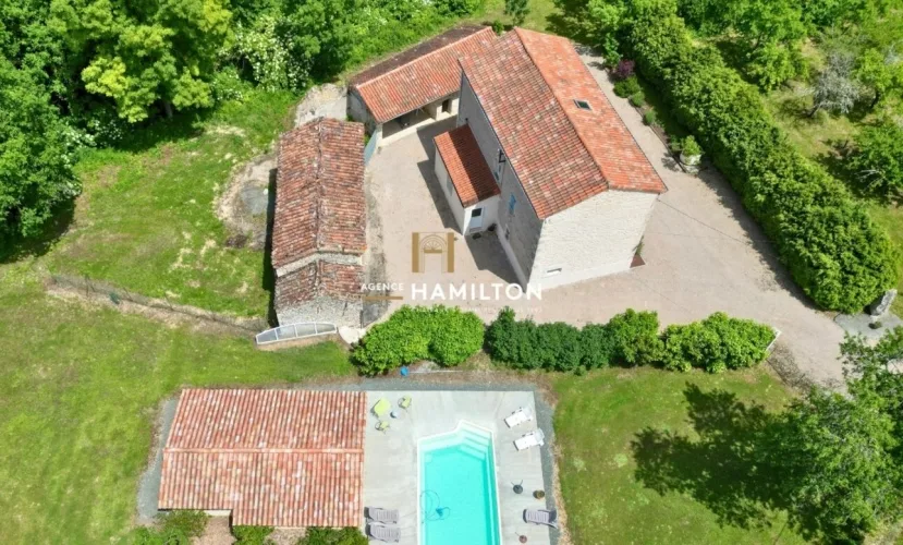SUPERBE MAISON EN PIERRE RÉNOVÉE, AVEC BOIS ET TERRAINS ATTENANTS — photo 4