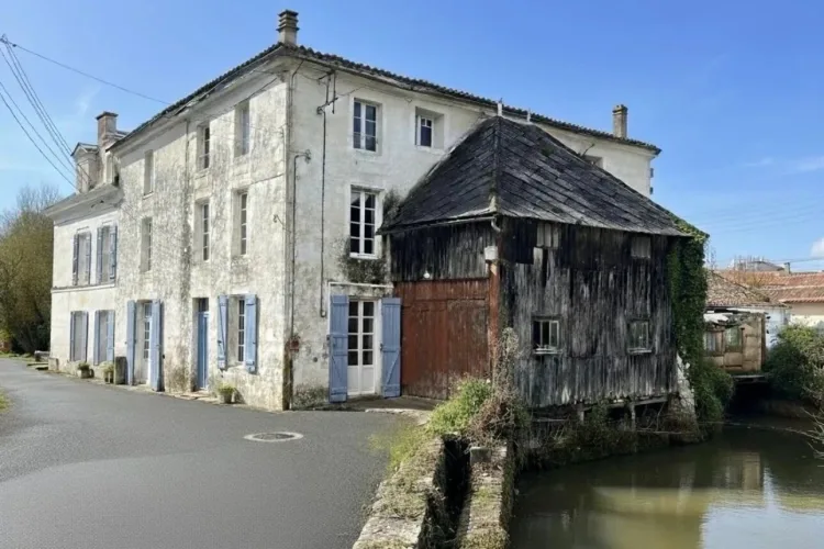 Ancien moulin à eau, une opportunité d'investissement, tout-à-l'égout avec importants volumes à aménager/rénover