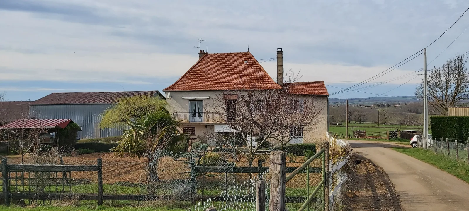 propriété agricole avec habitation, bâtiments agricoles et terrain — photo 2